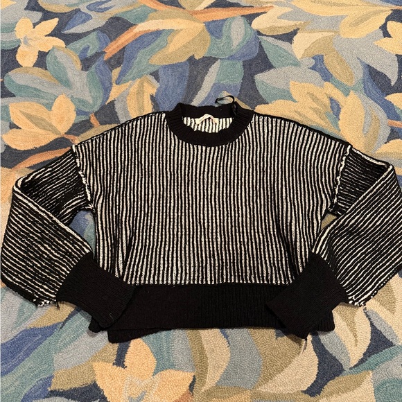 New In Two Tone Sweater size medium - Picture 2 of 6